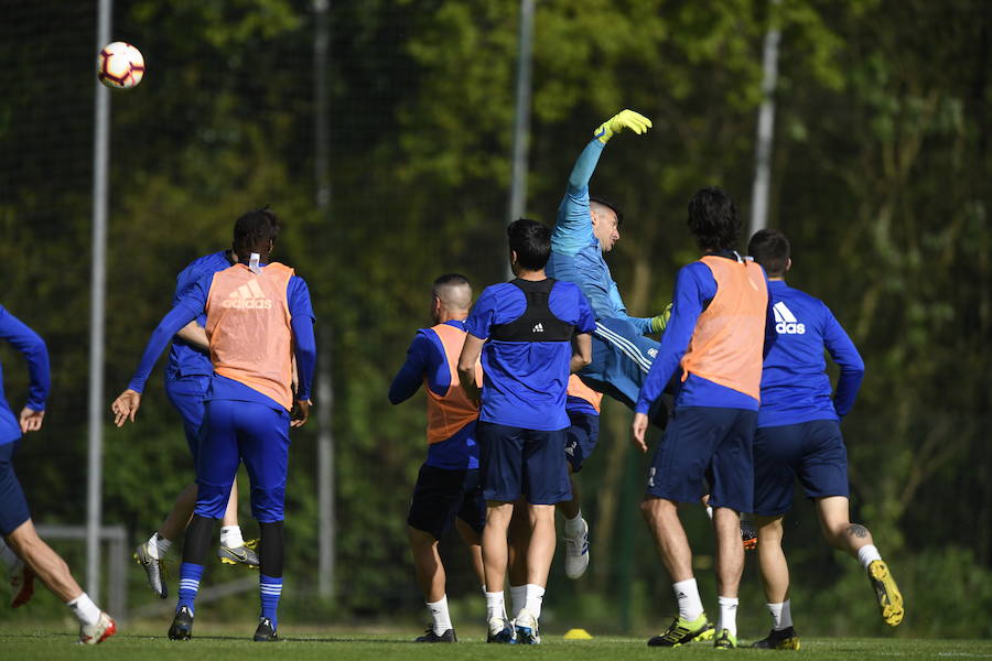 El nuevo técnico del Real Oviedo llegó a las instalaciones del club azul cuando caída una intensa granizada. Pero el tiempo amainó y permitió una sesión de entrenamiento intensa a los mandos del nuevo entrenador