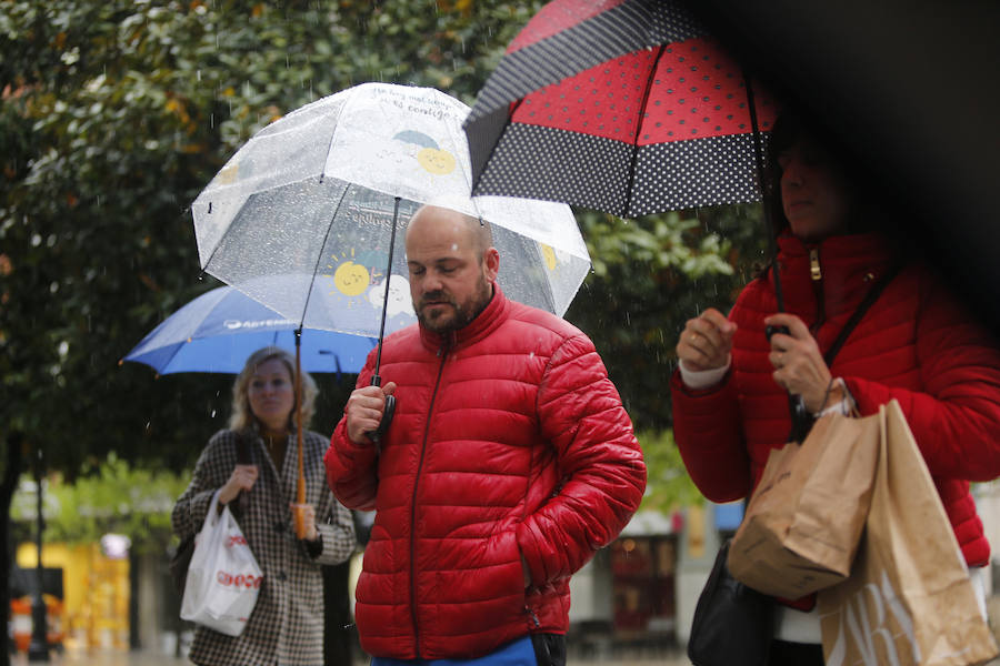 Aunque la mañana había librado del agua, las lluvias hicieron su aparición en Gijón por la tarde, con intensidad y acompañadas de tormenta