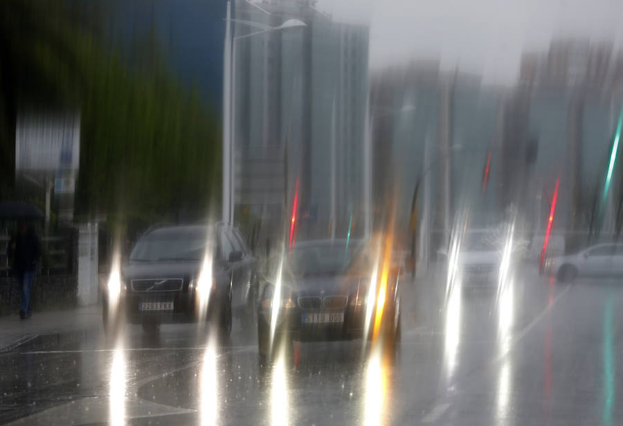 Aunque la mañana había librado del agua, las lluvias hicieron su aparición en Gijón por la tarde, con intensidad y acompañadas de tormenta