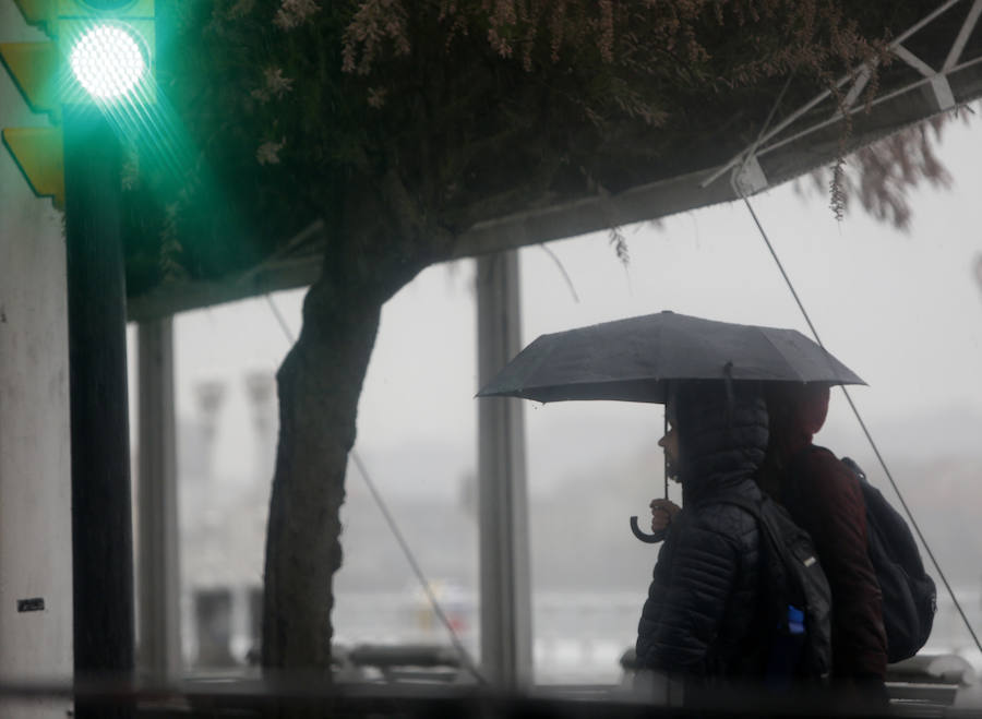 Aunque la mañana había librado del agua, las lluvias hicieron su aparición en Gijón por la tarde, con intensidad y acompañadas de tormenta