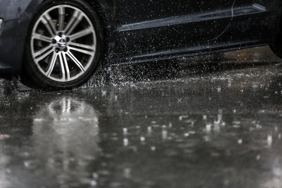 Aunque la mañana había librado del agua, las lluvias hicieron su aparición en Gijón por la tarde, con intensidad y acompañadas de tormenta