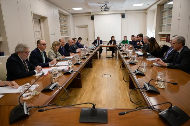 Reunión ayer en Madrid del consejo de administración de Gijón al Norte, que autorizó el nuevo convenio. La cita estuvo presidida en su cabecera por el consejero de Infraestructuras del Principado, Fernando Lastra; la presidenta de Adif Alta Velocidad, Isabel Pardo de Vera, y la alcaldesa de Gijón, Carmen Moriyón. 