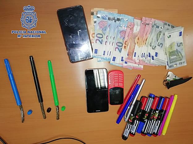 Rotuladores con hachís, móviles y dinero intervenidos. 