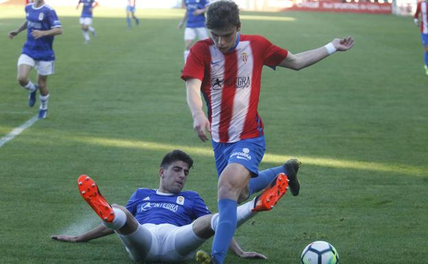 El lateral sportinguista Pablo, en el derbi contra el Oviedo.