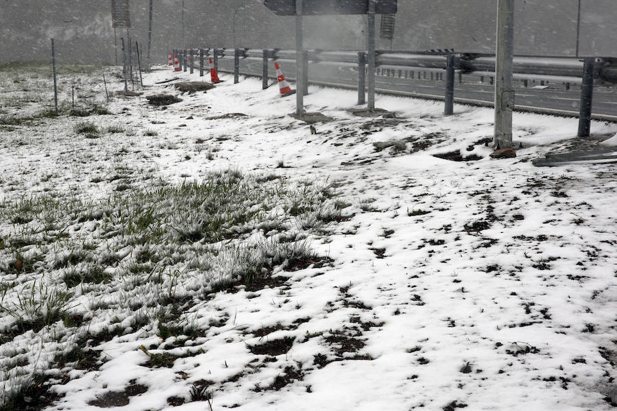 A las puertas de mayo y tras unas jornadas auténticamente primaverales, la caída de las temperaturas ha propiciado que vuelvan a recuperarse los mantos blancos en las zonas de montaña de Asturias. 