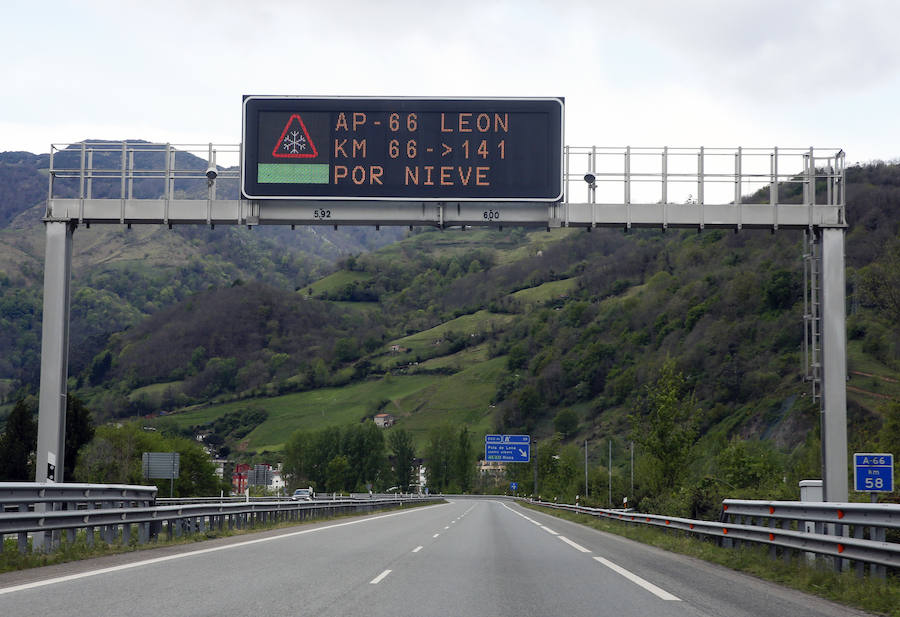 A las puertas de mayo y tras unas jornadas auténticamente primaverales, la caída de las temperaturas ha propiciado que vuelvan a recuperarse los mantos blancos en las zonas de montaña de Asturias. 