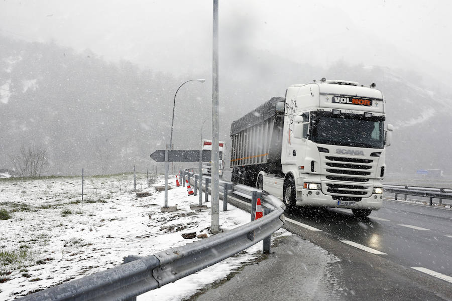 A las puertas de mayo y tras unas jornadas auténticamente primaverales, la caída de las temperaturas ha propiciado que vuelvan a recuperarse los mantos blancos en las zonas de montaña de Asturias. 