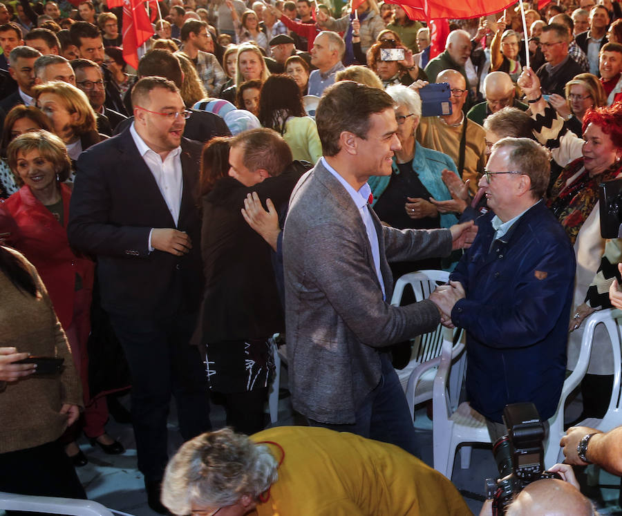 El presidente del Gobierno y candidato del PSOE ha participado en un acto en el pabellón central del recinco ferial Luis Adaro ante unas 3.500 personas, según los datos del PSOE.