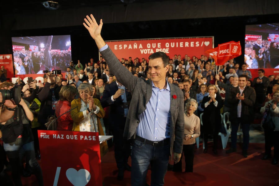 El presidente del Gobierno y candidato del PSOE ha participado en un acto en el pabellón central del recinco ferial Luis Adaro ante unas 3.500 personas, según los datos del PSOE.