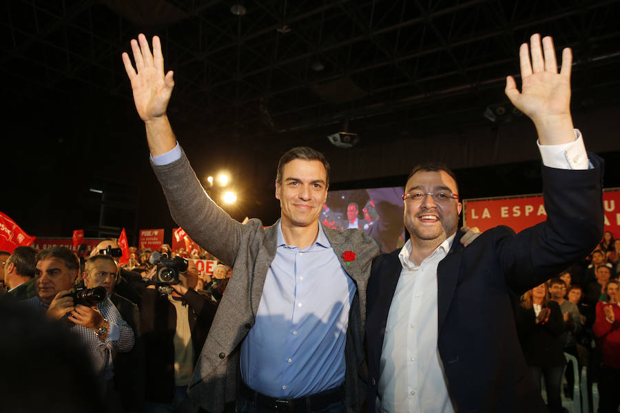 El presidente del Gobierno y candidato del PSOE ha participado en un acto en el pabellón central del recinco ferial Luis Adaro ante unas 3.500 personas, según los datos del PSOE.