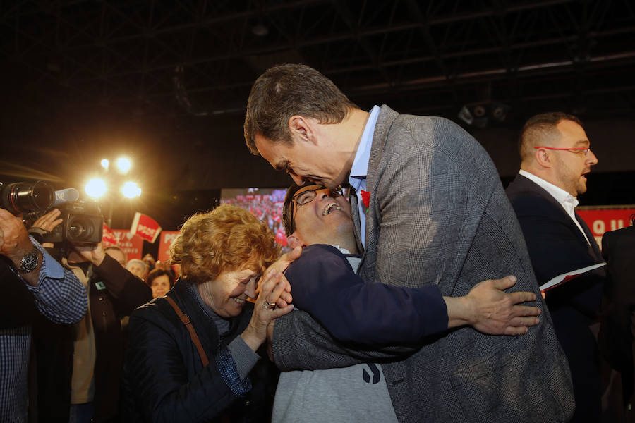 El presidente del Gobierno y candidato del PSOE ha participado en un acto en el pabellón central del recinco ferial Luis Adaro ante unas 3.500 personas, según los datos del PSOE.