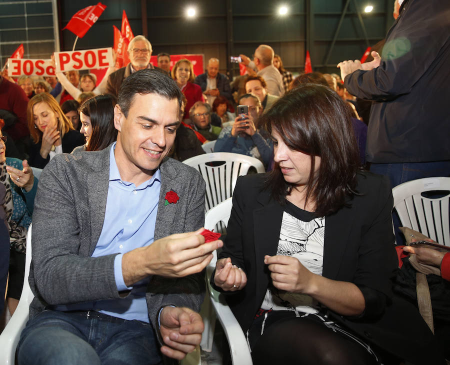 El presidente del Gobierno y candidato del PSOE ha participado en un acto en el pabellón central del recinco ferial Luis Adaro ante unas 3.500 personas, según los datos del PSOE.