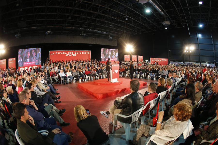 El presidente del Gobierno y candidato del PSOE ha participado en un acto en el pabellón central del recinco ferial Luis Adaro ante unas 3.500 personas, según los datos del PSOE.