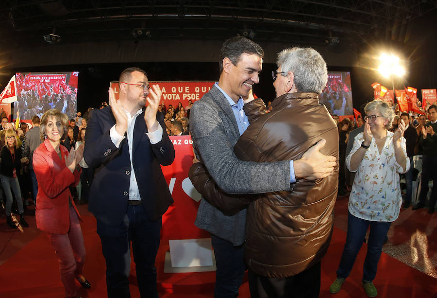 El presidente del Gobierno y candidato del PSOE ha participado en un acto en el pabellón central del recinco ferial Luis Adaro ante unas 3.500 personas, según los datos del PSOE.