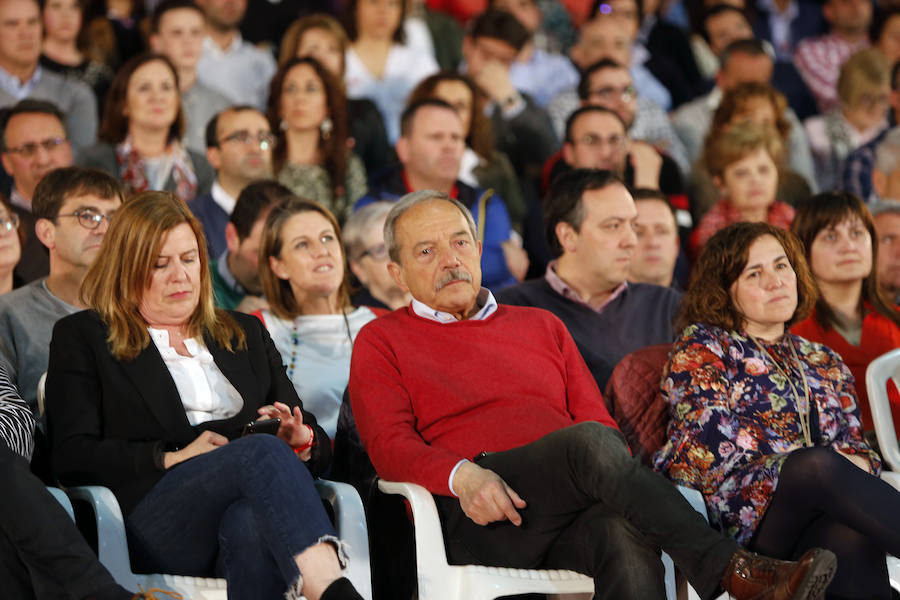 El presidente del Gobierno y candidato del PSOE ha participado en un acto en el pabellón central del recinco ferial Luis Adaro ante unas 3.500 personas, según los datos del PSOE.