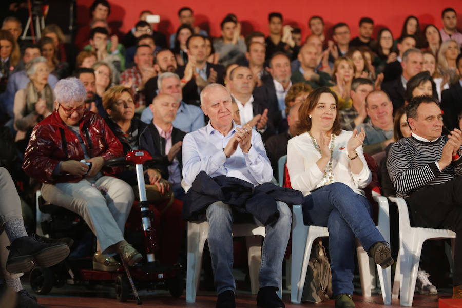 El presidente del Gobierno y candidato del PSOE ha participado en un acto en el pabellón central del recinco ferial Luis Adaro ante unas 3.500 personas, según los datos del PSOE.