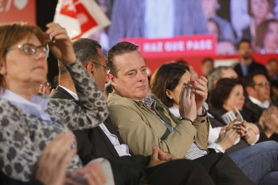 El presidente del Gobierno y candidato del PSOE ha participado en un acto en el pabellón central del recinco ferial Luis Adaro ante unas 3.500 personas, según los datos del PSOE.