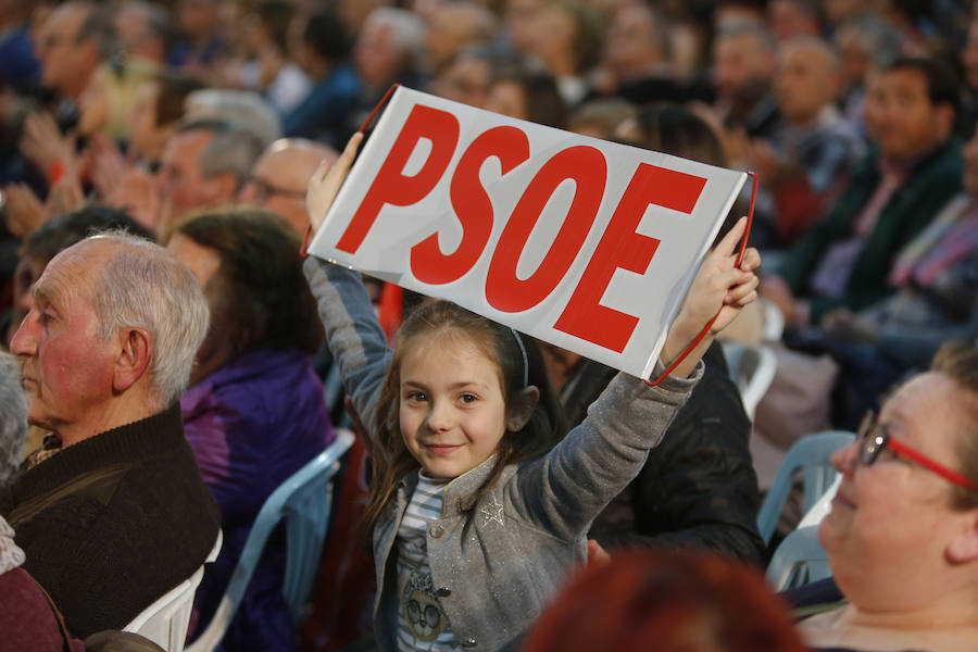 El presidente del Gobierno y candidato del PSOE ha participado en un acto en el pabellón central del recinco ferial Luis Adaro ante unas 3.500 personas, según los datos del PSOE.