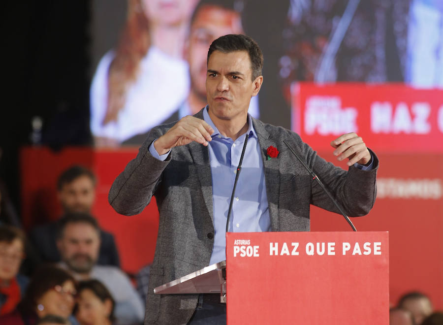 El presidente del Gobierno y candidato del PSOE ha participado en un acto en el pabellón central del recinco ferial Luis Adaro ante unas 3.500 personas, según los datos del PSOE.