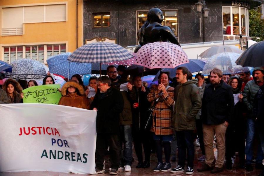 Medio centenar de personas se concentran en la plaza de la Escandalera para pedir justicia por la joven de 26 años fallecida en el HUCA por una meningitis hace dos años.