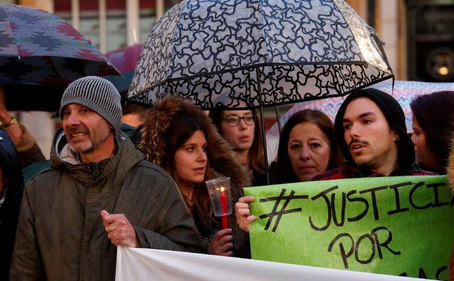 Medio centenar de personas se concentran en la plaza de la Escandalera para pedir justicia por la joven de 26 años fallecida en el HUCA por una meningitis hace dos años.