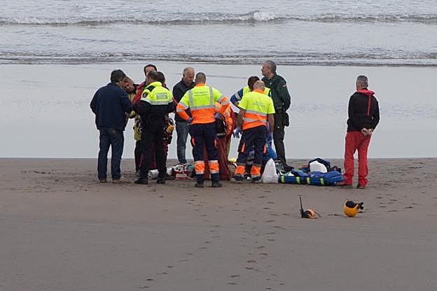 Los bomberos de Avilés intervinieron la semana pasada en el rescate de un hombre que falleció ahogado en la playa de Salinas. 