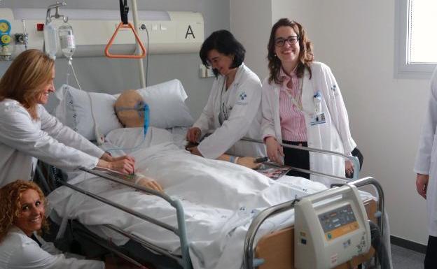 Personal del hospital mierense, en la habitación de simulación. 