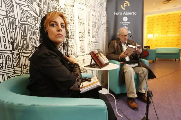 Una actriz caracterizada como Ana Ozores participa en la lectura de 'La regenta' en la librería Cervantes, en Oviedo. 
