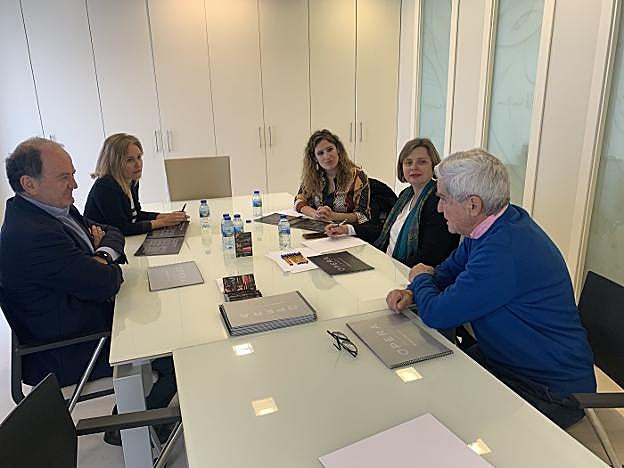 Ana Taboada y Anabel Santiago, con miembros de la Ópera. 