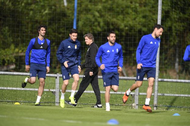 Sergio Egea, en su primer entrenamiento, entre Diegui y Omar Ramos.