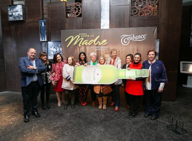 Samuel Trabanco, Patricia Collada, Maribel Alonso, Maria del Rosario Vitienes, Armandina Menéndez, Pilar Canteli, Zulima Acevedo, Pilar Álvarez, Luisa Vallina, Pilar Ramos y Lola Sánchez, durante la presentación de 'Sidra sobre la Madre'. 