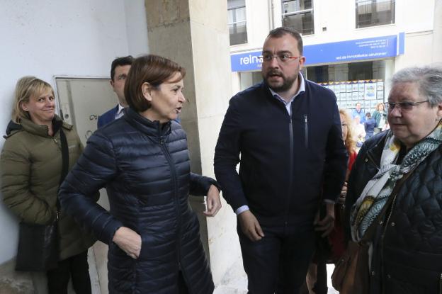 Carmen Moriyón (Foro) y Adrián Barbón (PSOE). 