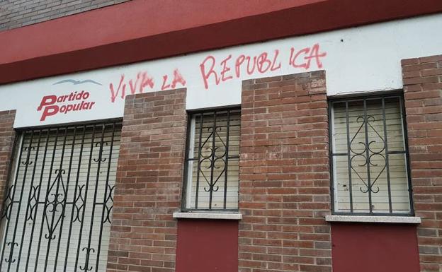 Aparecen pintadas republicanas en la sede del PP de Castrillón