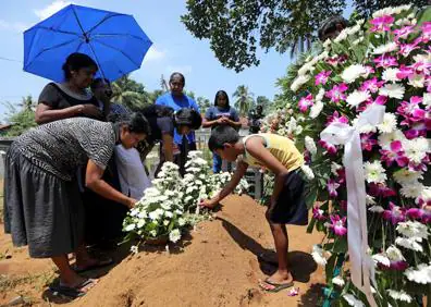 Imagen secundaria 1 - Sepelio por los atentados cometidos el Domingo de Resurrección en Sri Lanka.