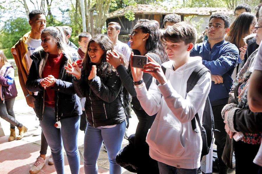 Casi 500 alumnos de secundaria de doce centros de la ciudad en los que se imparte el asturiano formaron parte de la iniciativa, en su XVI edición, desarrollada en el Muséu del Pueblu d'Asturies 