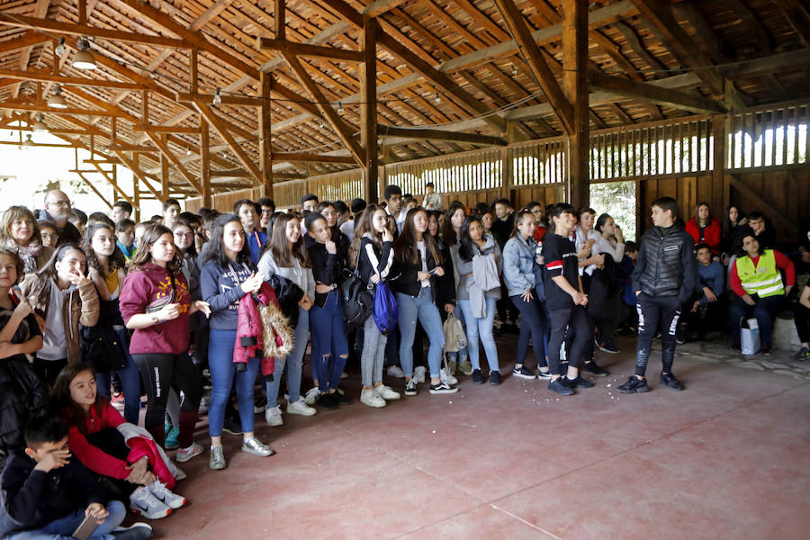 Casi 500 alumnos de secundaria de doce centros de la ciudad en los que se imparte el asturiano formaron parte de la iniciativa, en su XVI edición, desarrollada en el Muséu del Pueblu d'Asturies 