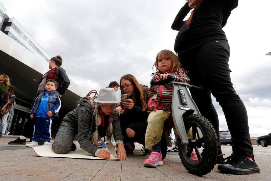 Decenas de personas se han concentrado frente al HUCA para defender que la mujer ingresada para dar a luz por orden judicial pueda hacerlo en casa.