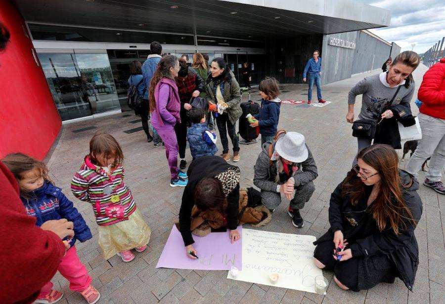 Decenas de personas se han concentrado frente al HUCA para defender que la mujer ingresada para dar a luz por orden judicial pueda hacerlo en casa.