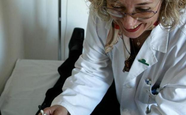 Una médica realiza una ecografía a una paciente, 