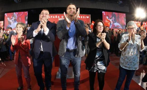 Carcedo, Barbón, Sánchez, Lastra y González, ayer, al inicio del acto central de campaña de los socialistas asturianos en Gijón. 