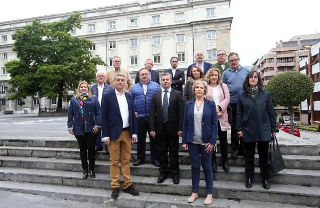 Fernando Tejada, segundo por la izquierda, con su equipo de Foro Oviedo ayer en la plaza del Carbayón 