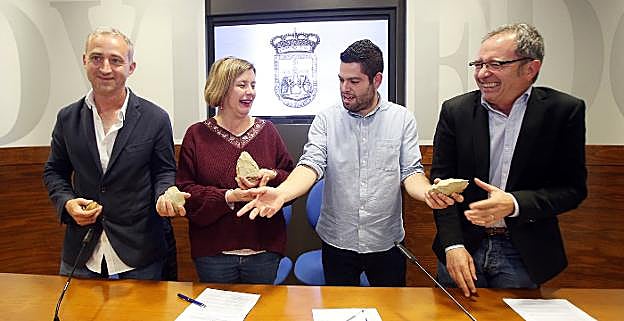 El arqueólogo Alfonso Fanjul, Ana Taboada, Rubén Rosón y el arquitecto Pedro Zapico con algunas piezas encontradas en el bosque de La Zoreda. 