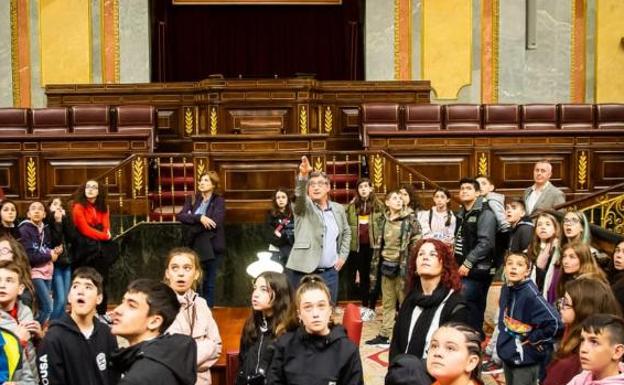 Prendes guía a los alumnos del IES Roces, de Gijón, por el hemiciclo del Congreso. 