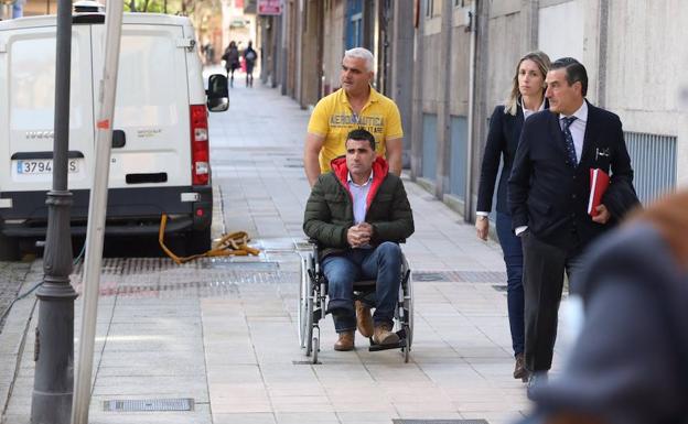 El conductor, en silla de ruedas, llega a los juzgados de Avilés.