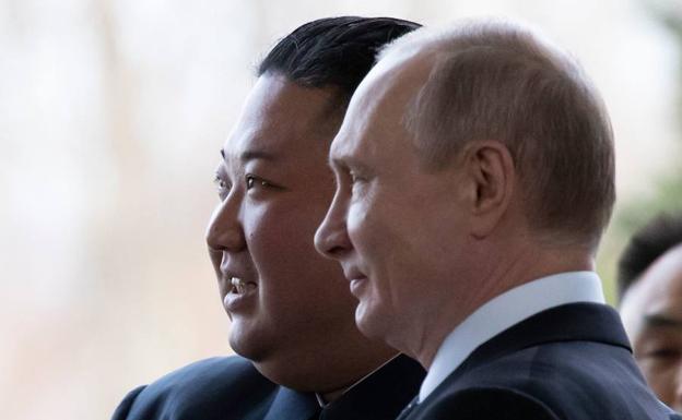 Kim y Putin departen a su llegada.