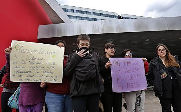 Elena Fernández, con su bebé en brazos, al frente de las familias que se concentraron en el HUCA a favor del parto en casa. 