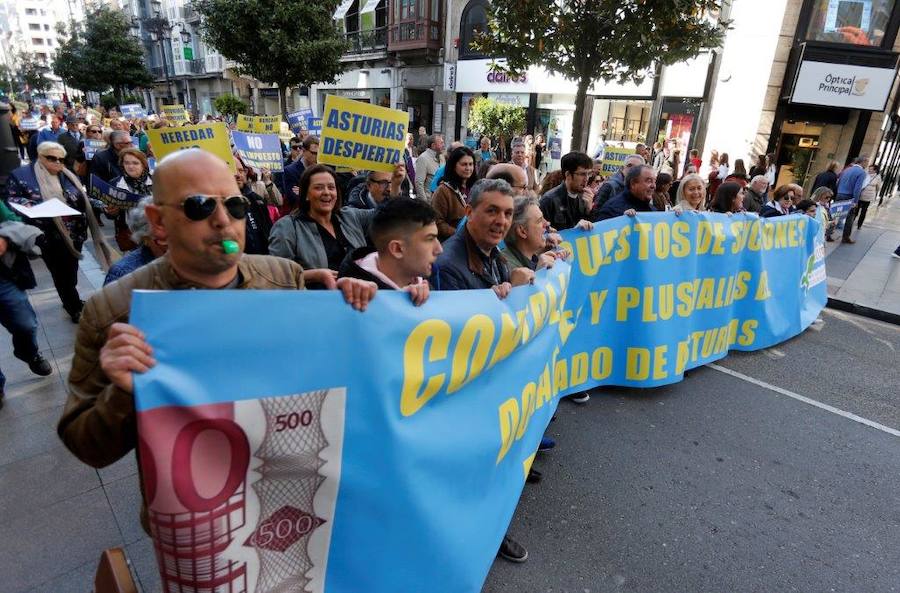 Un centenar de personas se manifestaron para exigir que se ponga fin al impuesto de sucesiones, donaciones y plusvalías para familiares de hasta cuarta generación.