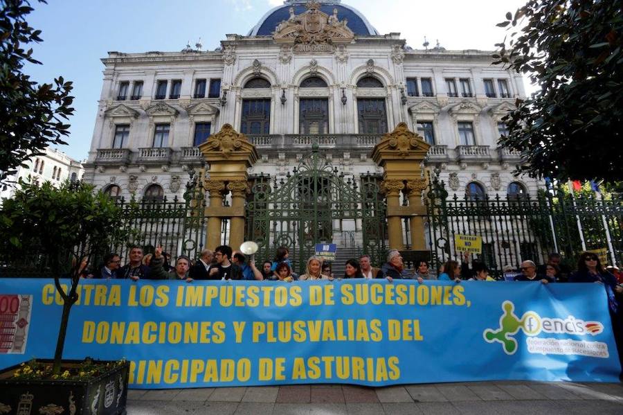 Un centenar de personas se manifestaron para exigir que se ponga fin al impuesto de sucesiones, donaciones y plusvalías para familiares de hasta cuarta generación.