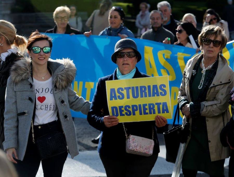 Un centenar de personas se manifestaron para exigir que se ponga fin al impuesto de sucesiones, donaciones y plusvalías para familiares de hasta cuarta generación.