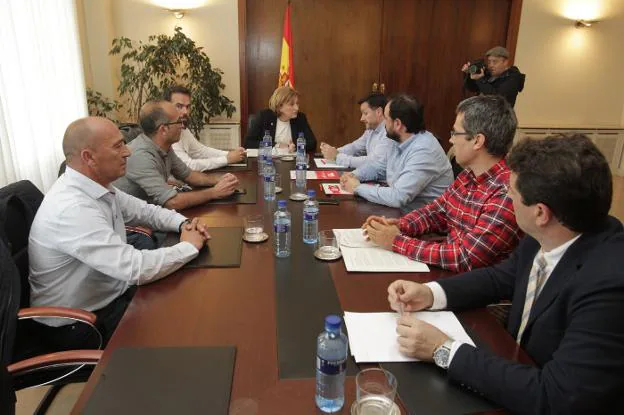 Representantes de CC OO, UGT y USO, en la reunión mantenida ayer con la delegada del Gobierno, Delia Losa. 